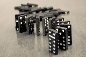 Dominos: unterscheiden zwischen Folge und Ursachen